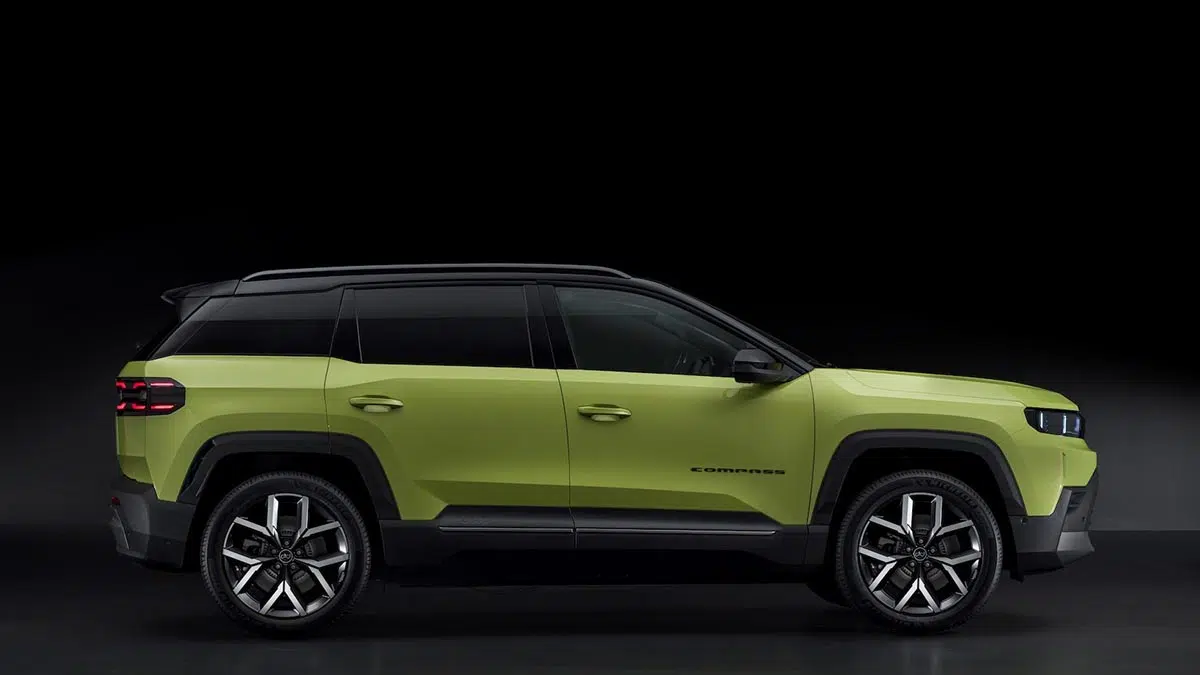 Profil latéral du Jeep Compass 2025 e-Hybrid gris avec jantes alliage et design SUV dynamique