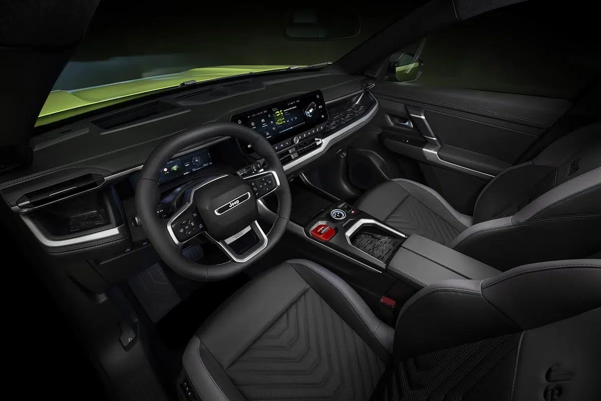 Tableau de bord du Jeep Compass 2025 avec écran tactile central et volant multifonction