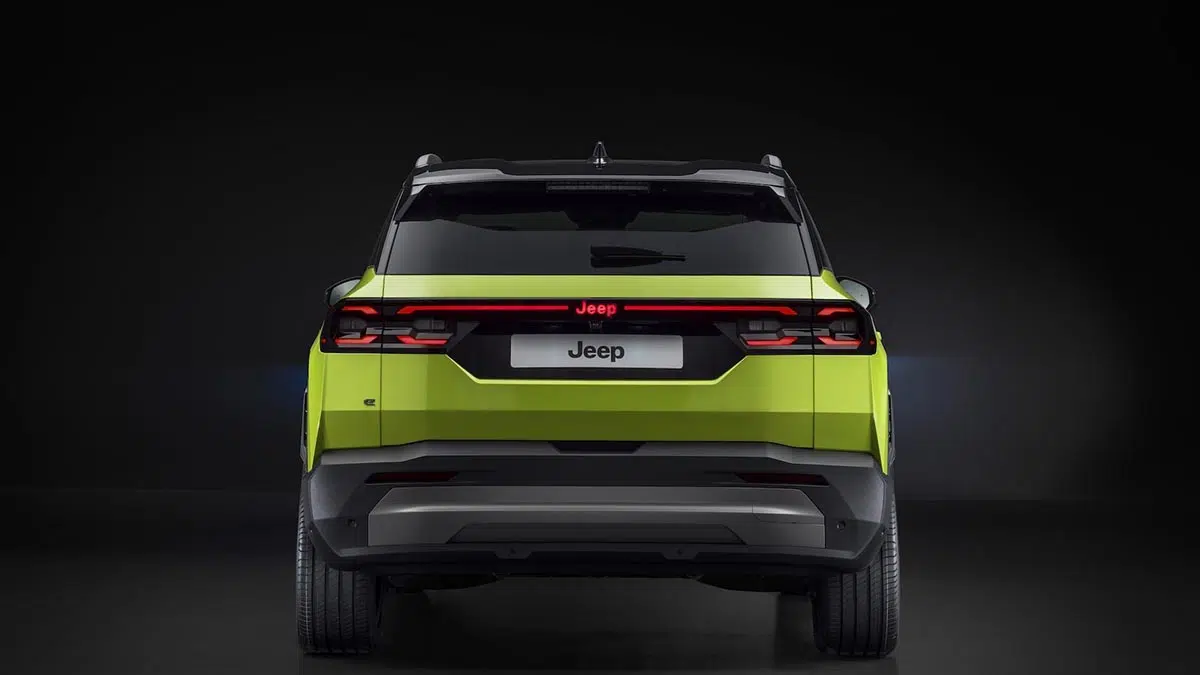 Arrière du Jeep Compass 2025 avec feux LED horizontaux et logo central Jeep