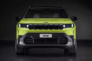 Jeep Compass e-Hybrid 145 ch 2025 garé en extérieur avec design moderne et badge électrifié