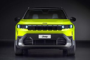 Nouveau SUV électrifié Jeep photographié de face avant, mettant en valeur sa signature lumineuse distinctive et son allure robuste caractéristique de la marque américaine