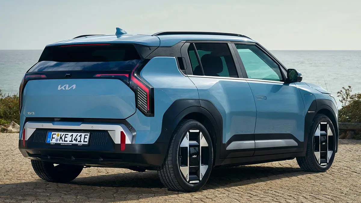 Vue arrière du Kia EV3 2025 avec feux LED connectés et spoiler intégré