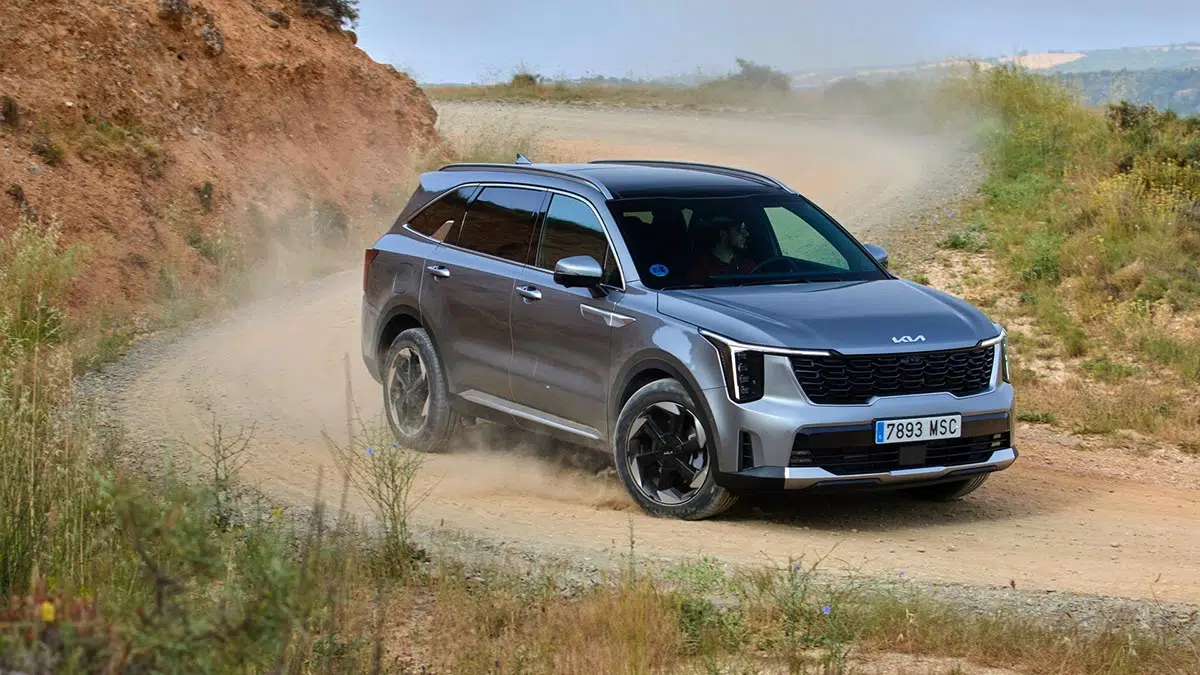 Profil du Kia Sorento 4x4 2024 avec jantes tout-terrain et garde au sol surélevée