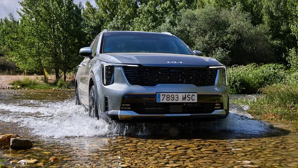 Avant du Kia Sorento 4x4 avec calandre tiger nose et projecteurs LED
