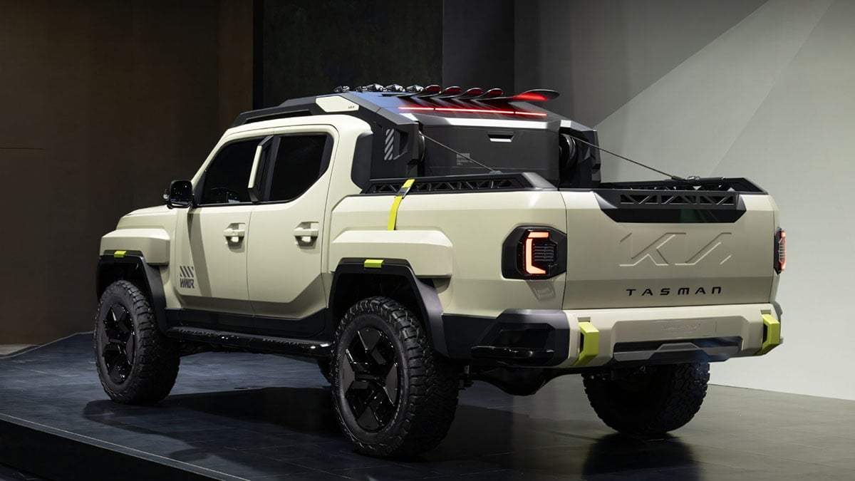 Arrière du Kia Tasman avec benne ouverte et signature lumineuse horizontale