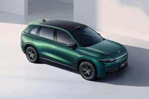 SUV hybride de grande taille en circulation silencieuse urbaine, démontrant ses 145 km d'autonomie électrique sans utilisation du moteur thermique
