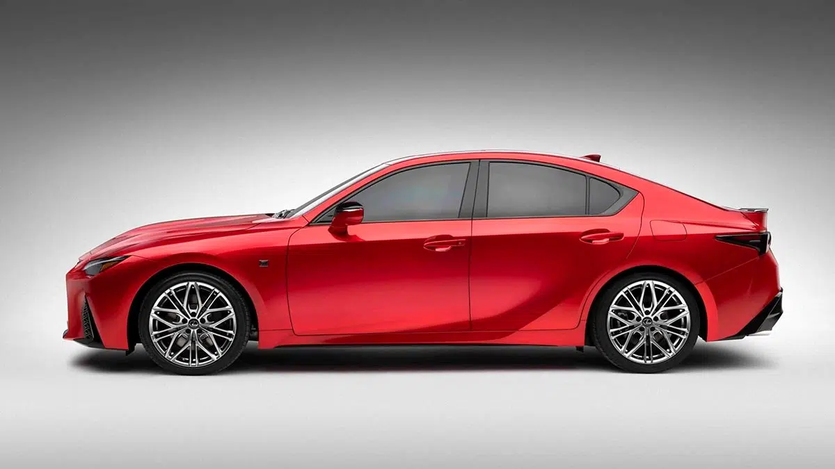 Profil latéral de la Lexus IS 500 Ultimate Edition avec jantes BBS noires et peinture rouge vif