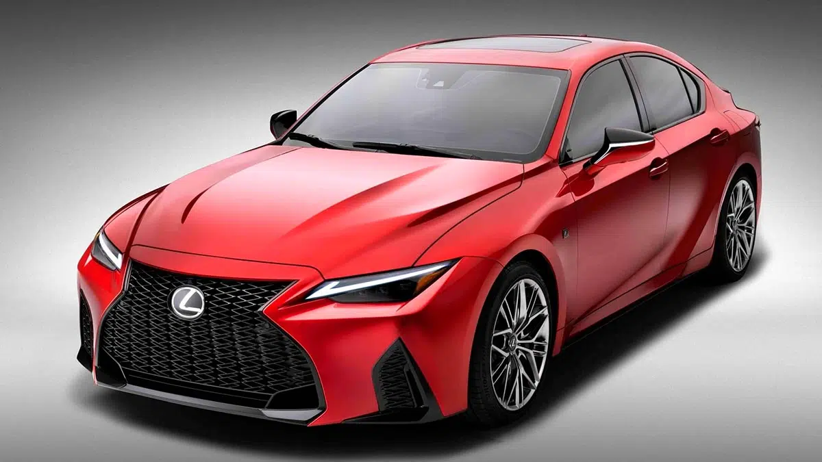 Avant de la Lexus IS 500 Ultimate Edition avec calandre trapézoïdale et projecteurs LED