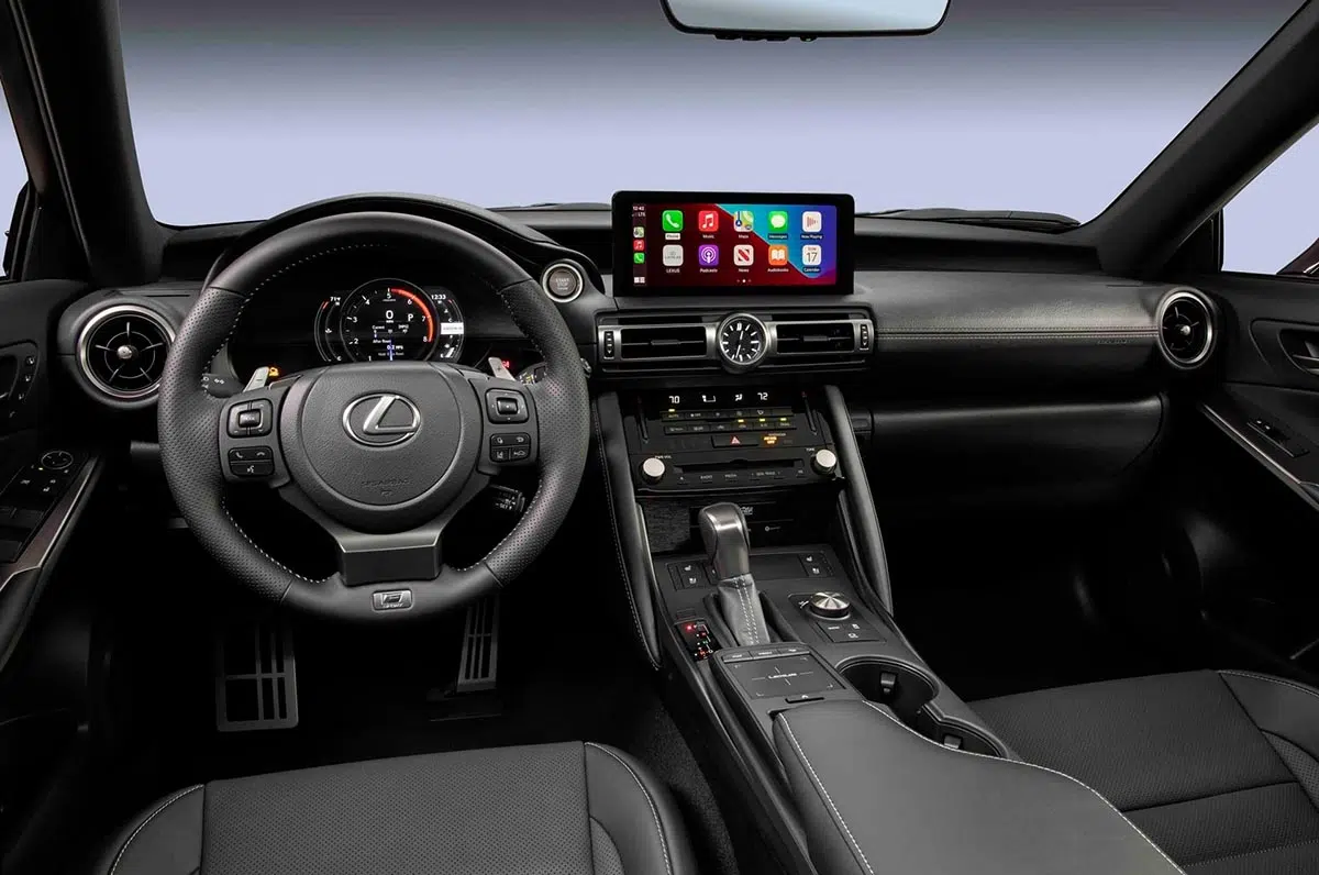 Planche de bord de la Lexus IS 500 Ultimate Edition avec inserts aluminium et écran tactile central