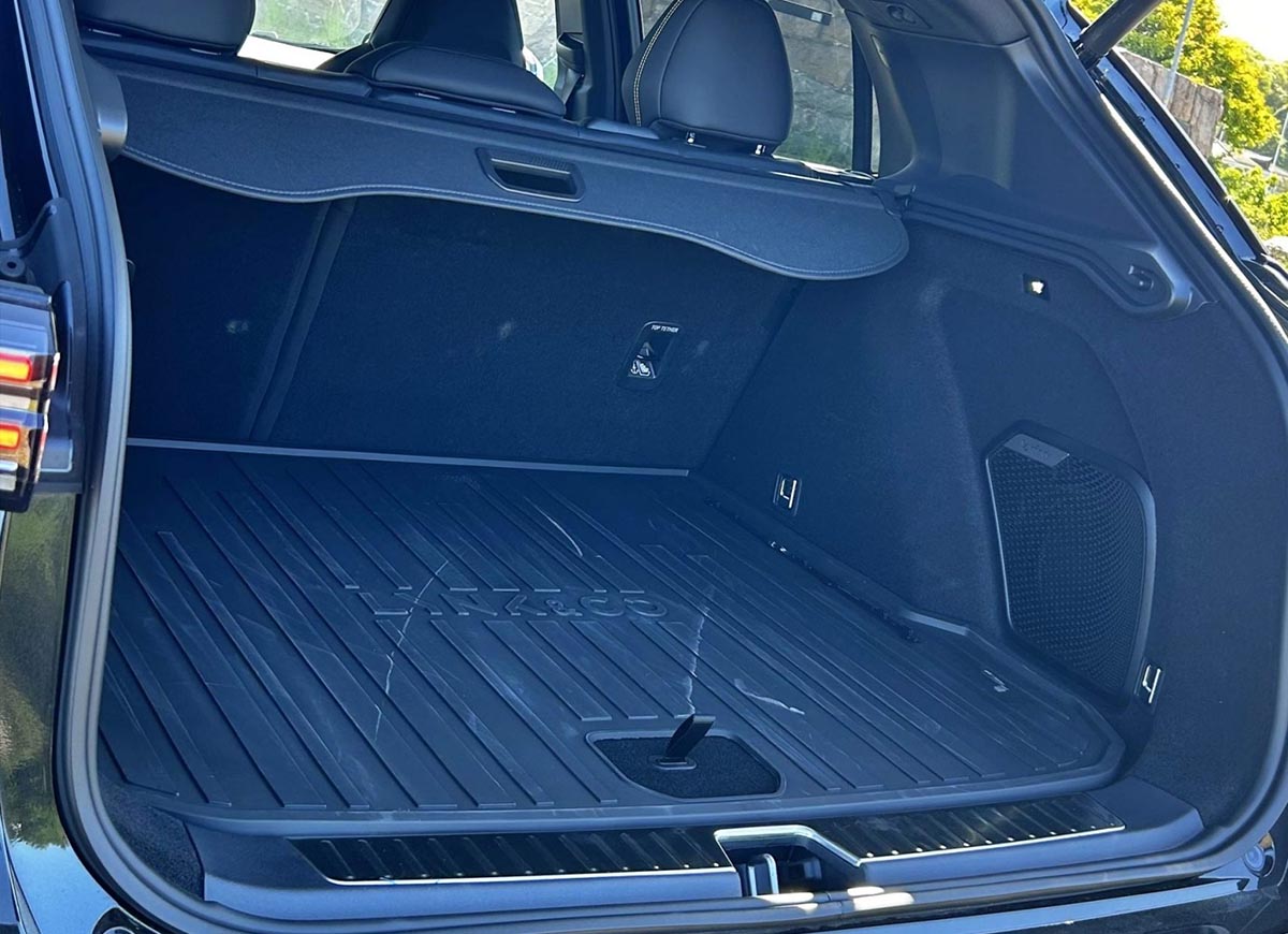 Coffre du Lynk & Co 01 2025 montrant un volume de chargement de 466 litres