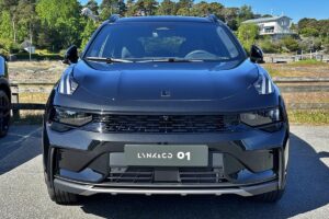 SUV Lynk & Co hybride en circulation urbaine , illustrant la technologie hybride avancée et le design distinctif de la marque