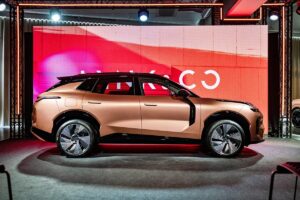 SUV hybride nouvelle génération en situation de recharge, illustrant sa capacité à parcourir 200 km en mode électrique sans utiliser son moteur thermique