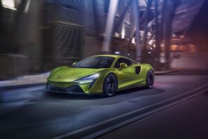 McLaren hybride rechargeable en action offrant 33 kilomètres d'autonomie en mode électrique