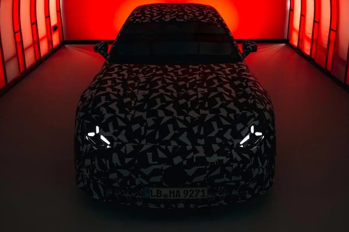 Teaser avant de la future Mercedes-AMG électrique avec signature LED futuriste