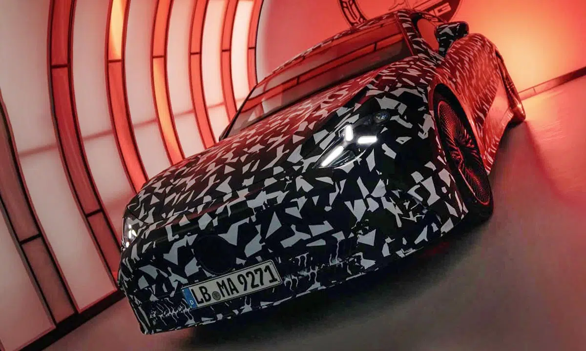  Avant de la Mercedes-AMG électrique avec signature LED étoilée et capot plongeant