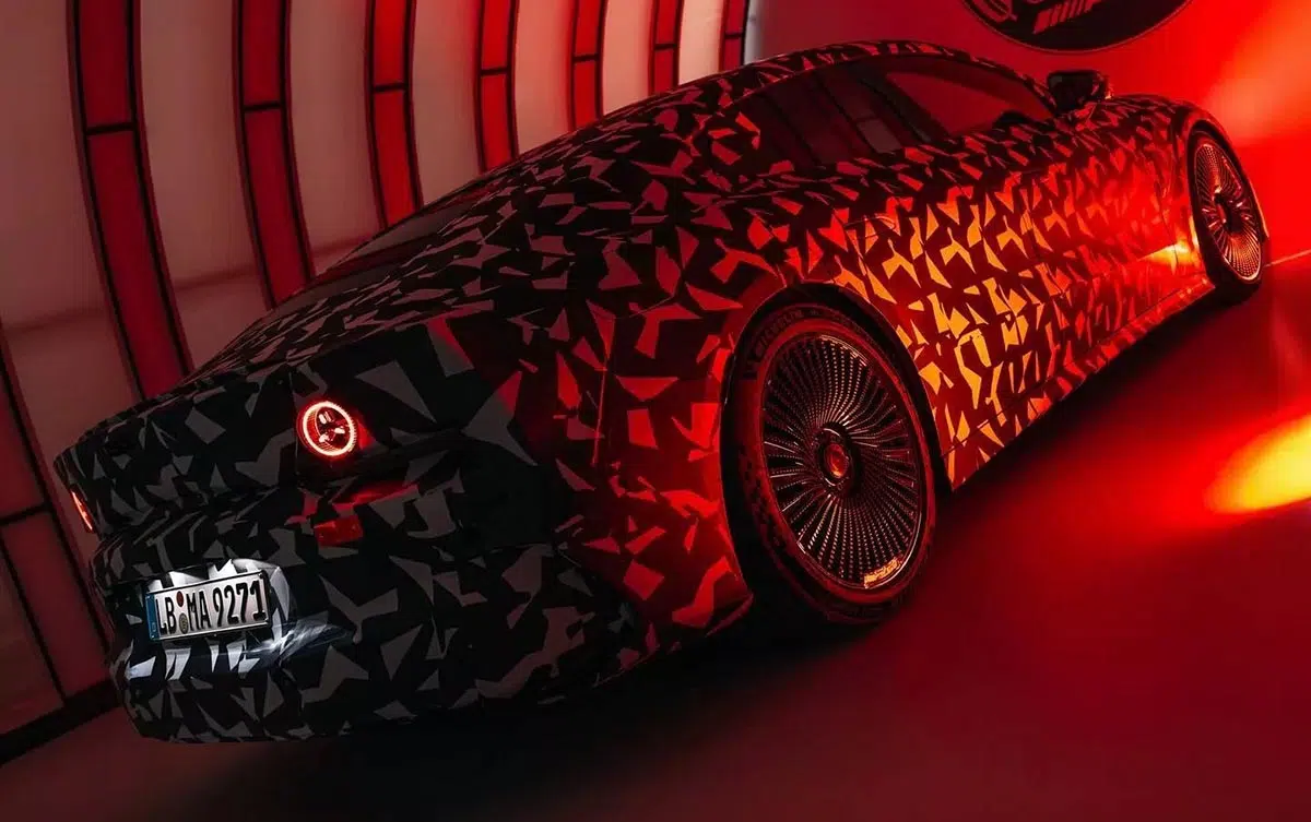 Vue arrière de la Mercedes-AMG électrique avec diffuseur et bandeau lumineux
