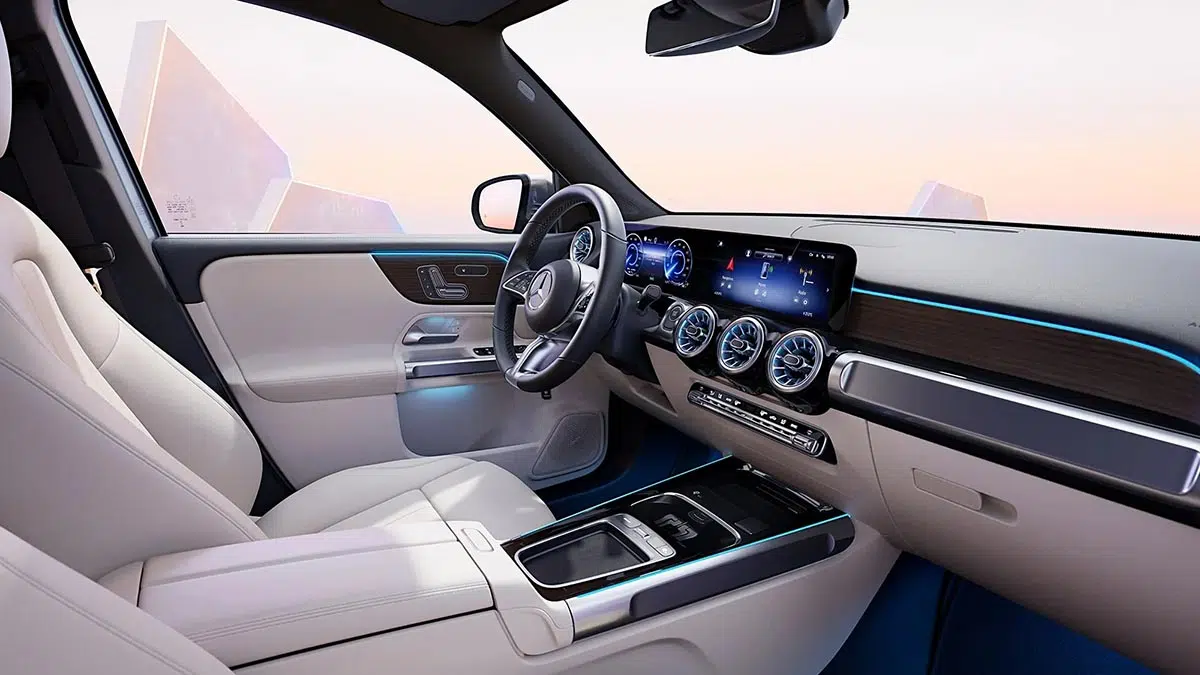 Intérieur du Mercedes GLB électrifié avec écran MBUX central et finition aluminium