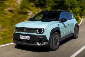 Renault 4 E-Tech électrique lors de notre essai routier, alliant dynamisme et espace généreux
