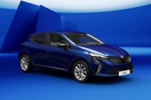 Renault Clio diesel 2025 roulant sur route départementale avec arrière-plan campagne