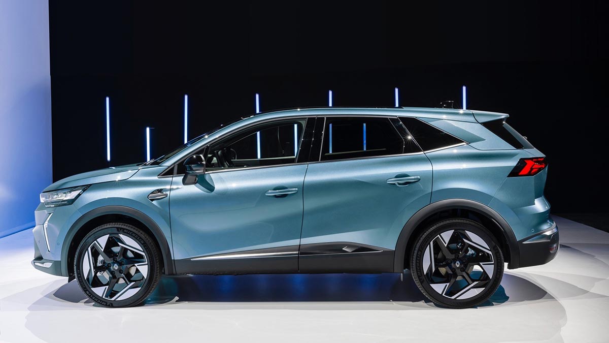 Vue latérale du Renault Symbioz 2025, SUV compact hybride au design épuré et proportions équilibrées