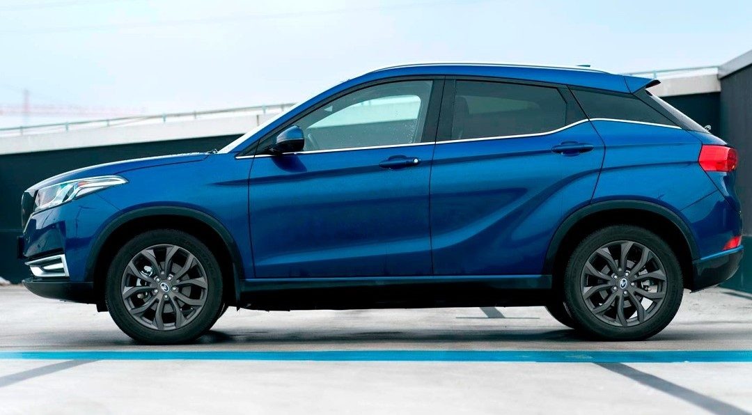 SUV électrique SERES 3 vu de profil avec jantes alliage et lignes compactes