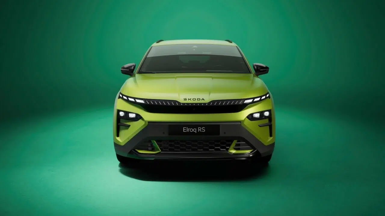 Face avant du Skoda Enyaq RS 2025 avec calandre illuminée et bouclier redessiné