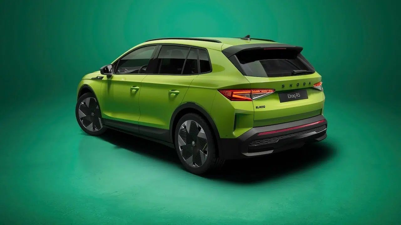 Arrière du Skoda Enyaq RS 2025 avec feux LED et badge RS rouge