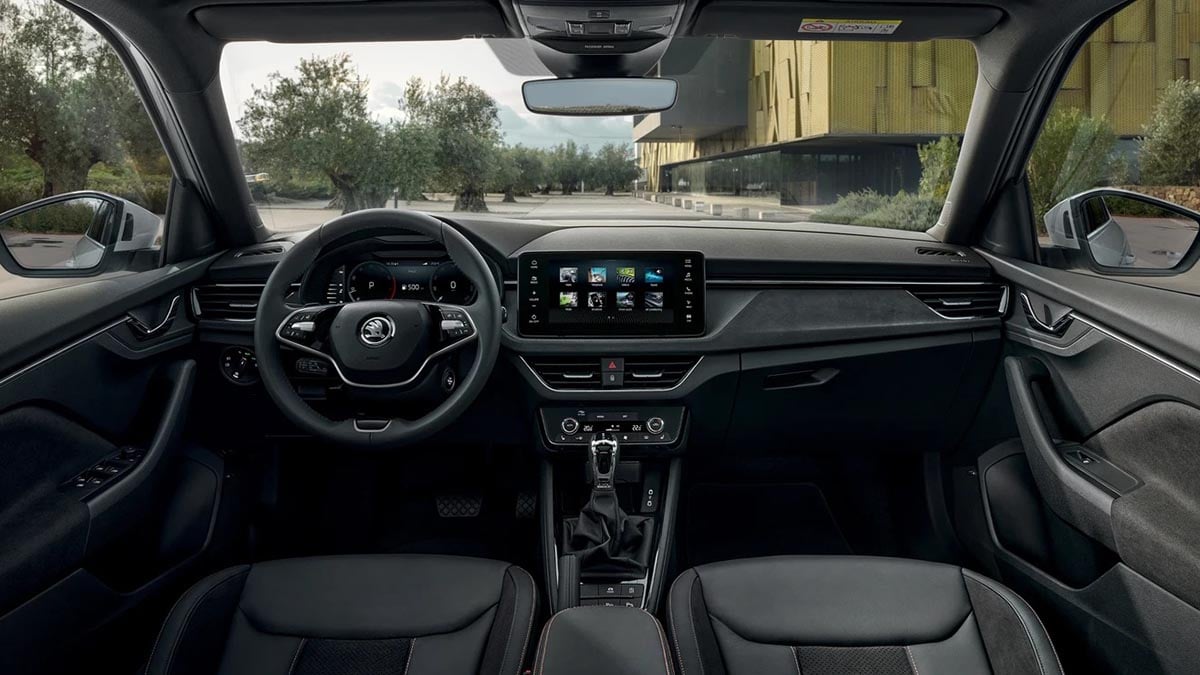  Tableau de bord du Skoda Kamiq 2025 avec écran central tactile et volant multifonctions