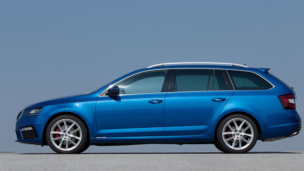 Vue latérale de la Skoda Octavia Combi RS TDI 2022 avec jantes sport et peinture métallisée