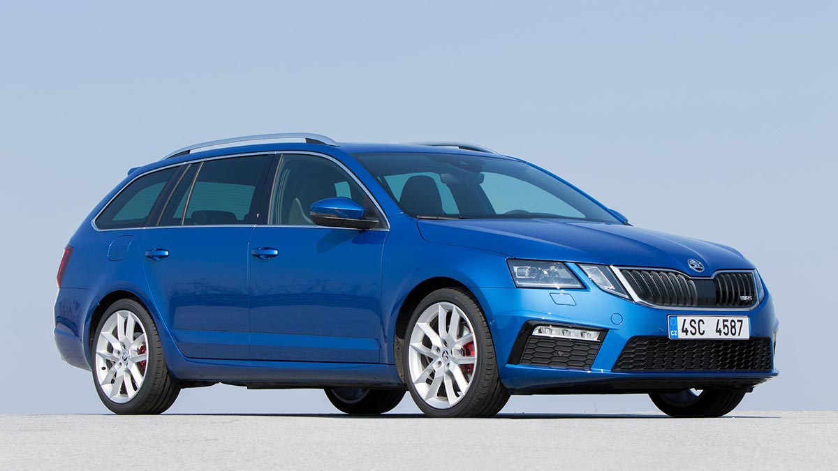 Face avant de la Skoda Octavia Combi RS TDI avec calandre noire et phares Matrix LED
