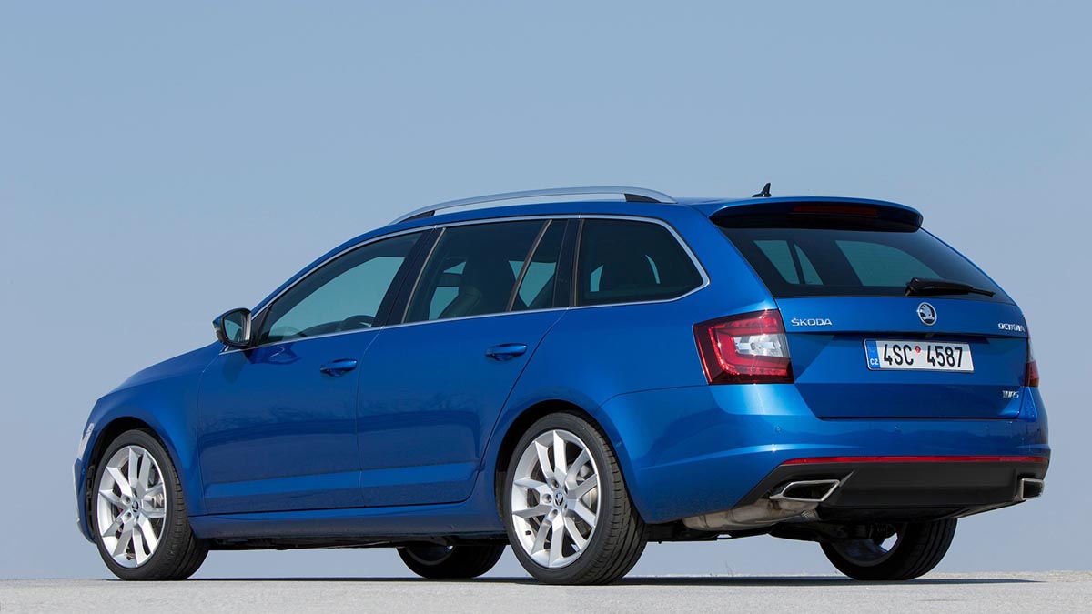Vue arrière de la Skoda Octavia RS Combi TDI avec diffuseur noir et double sortie d’échappement