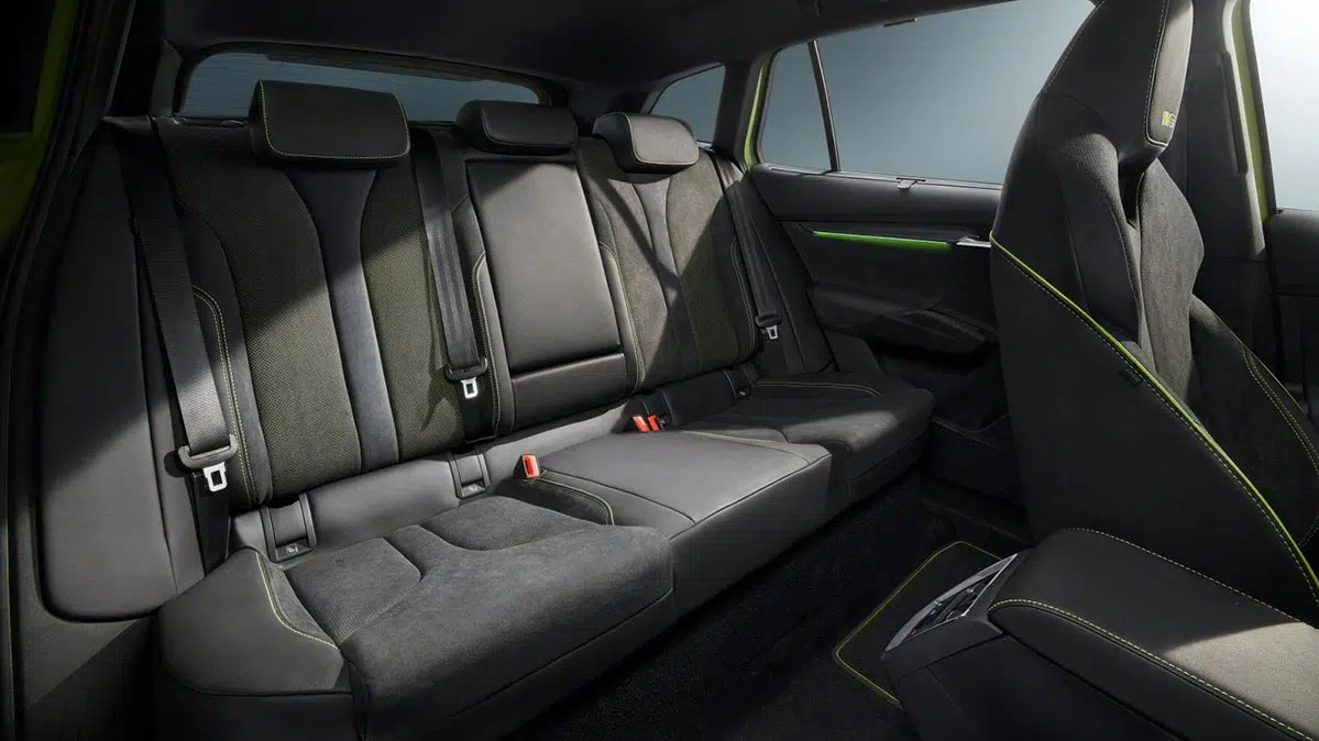 Banquette arrière du Skoda Enyaq RS 2025 avec sellerie sport et espace généreux