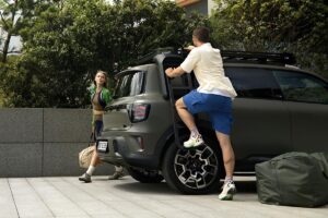 4x4 tout-terrain avec grand coffre ouvert, modèle surprise à prix accessible pour baroudeurs