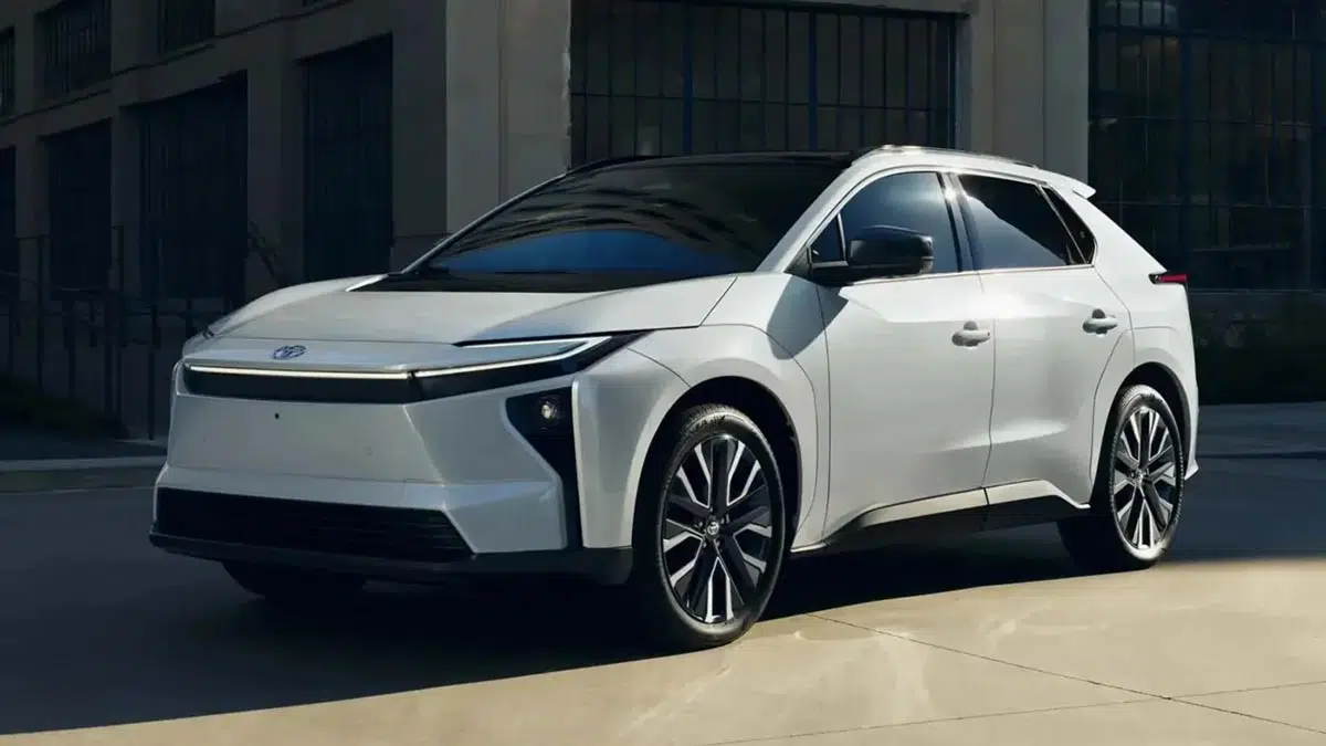 Face avant du Toyota bZ 2026 100 % électrique avec signature lumineuse futuriste