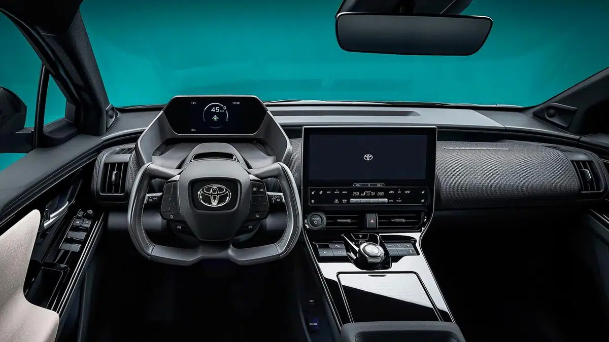 Intérieur numérique du Toyota bZ 2026 avec affichage central futuriste