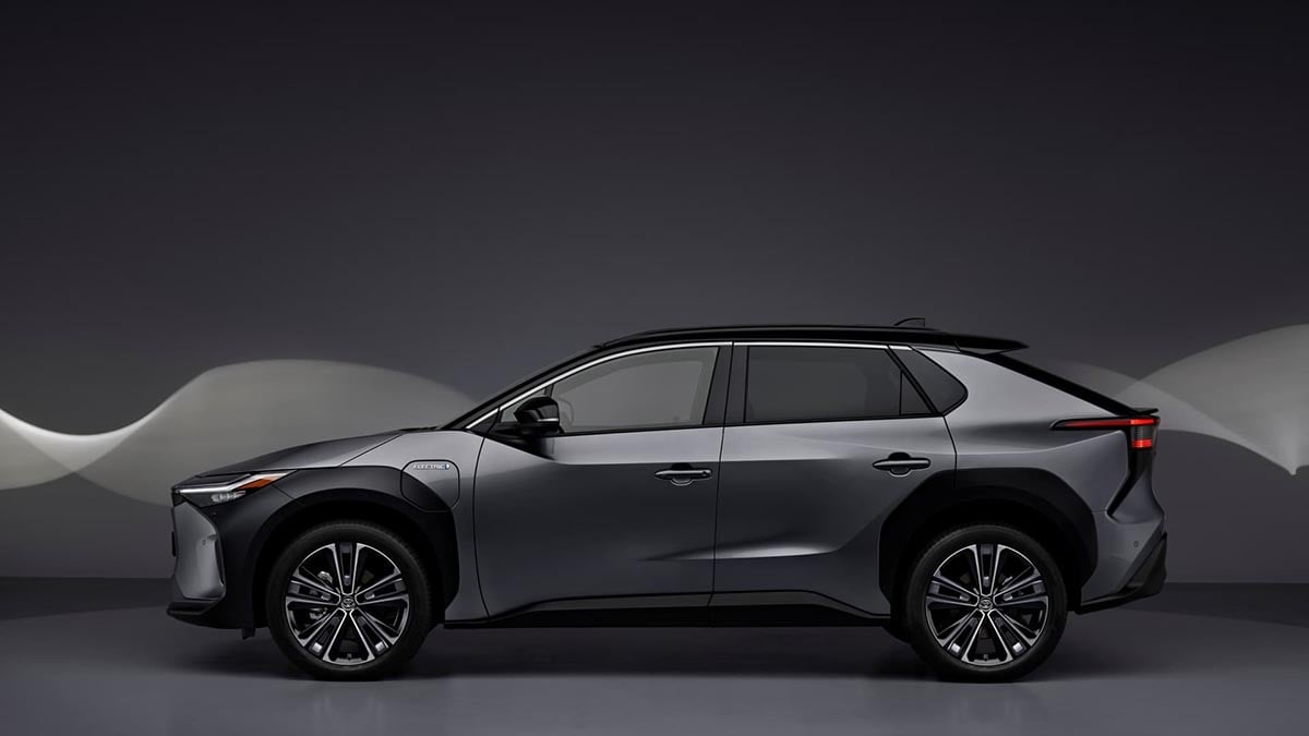 Vue latérale du Toyota bZ4X 2025 finition Active, SUV électrique familial