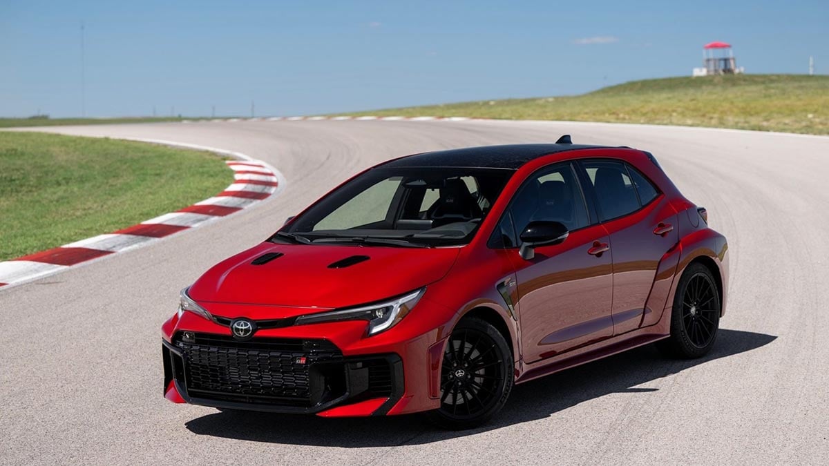 Profil de la Toyota GR Corolla 2025 avec jantes sport et passages de roue élargis