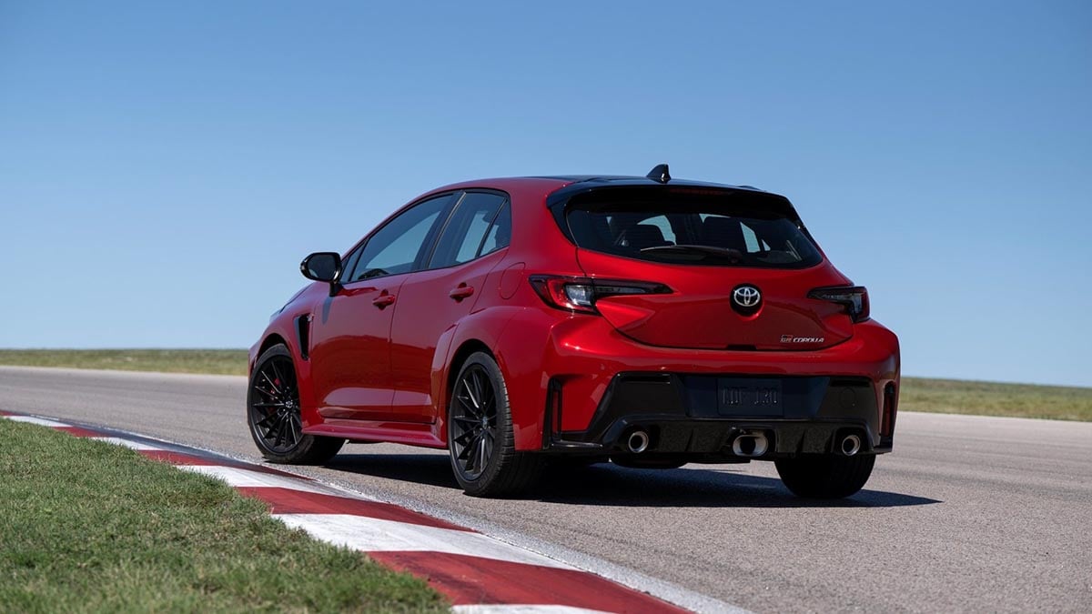 Arrière de la Toyota GR Corolla 2025 avec triple sortie d’échappement et diffuseur