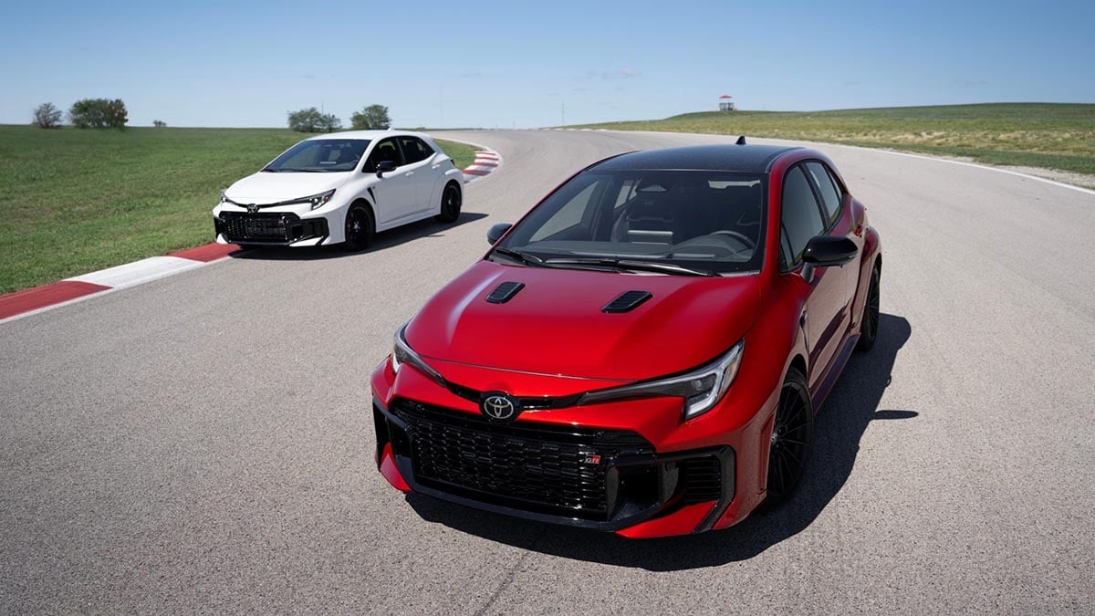Face avant de la Toyota GR Corolla 2025 avec calandre béante et prises d’air optimisées
