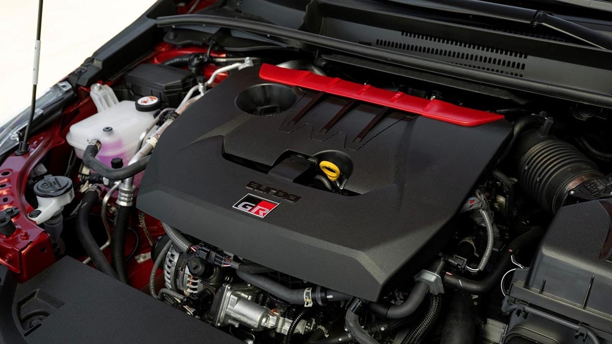 Moteur trois cylindres 1.6 turbo de la Toyota GR Corolla 2025 avec cache GR et composants renforcés