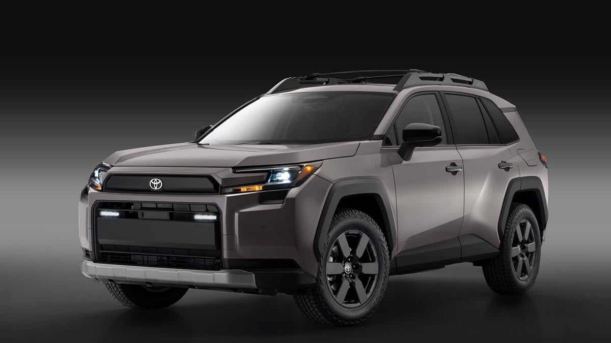 Face avant du Toyota RAV4 Woodland 2026 avec bouclier spécifique et jantes de 18 pouces