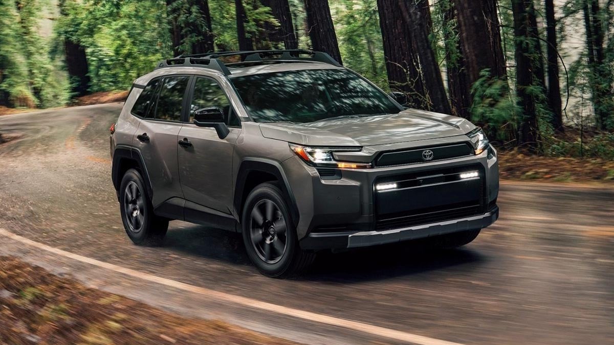 Toyota RAV4 Woodland 2026 vu de trois quarts avant sur une piste forestière
