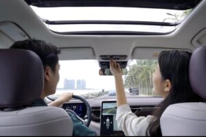 SUV familial spacieux sept places avec finition haut de gamme en présentation dynamique