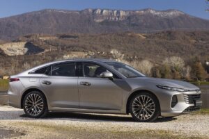 Bestune B70 berline chinoise élégante profil avant 2024 design moderne et prix attractif