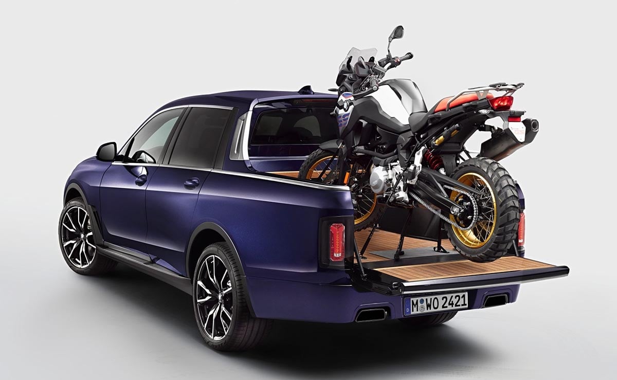 Benne du BMW X10 pick-up concept avec une moto tout-terrain arrimée, prête pour l’aventure
