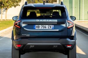 Arrière du Dacia Bigster avec feux LED verticaux et hayon massif