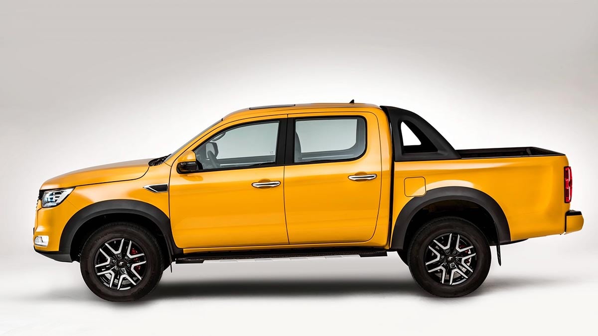 Profil du DR PK8 pick-up double cabine sur fond de chantier