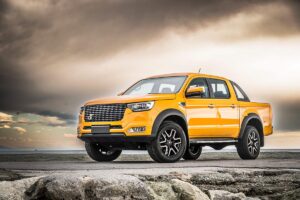 R PK8 pick-up double cabine roulant sur piste en terre