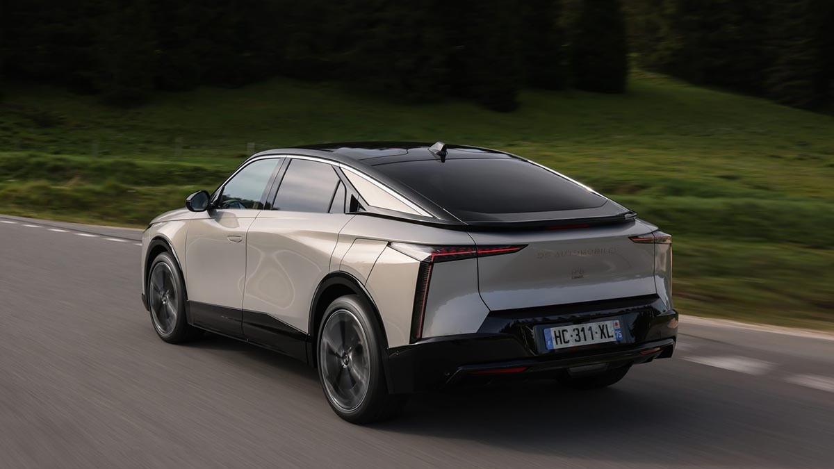 DS N°8 en charge sur borne rapide avec câble branché