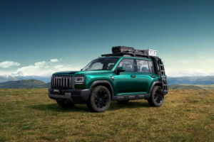 Tout-terrain abordable au design similaire au Land Rover Defender en situation de balade nature, illustrant sa vocation loisir accessible